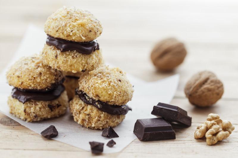 木制背景中的自制巧克力糕点的核桃