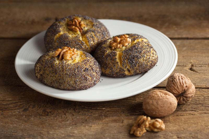 木制背景中的核桃和板栗饼