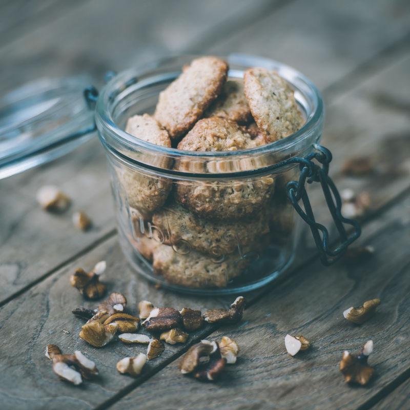 木桌上的核桃仁和坚果饼干