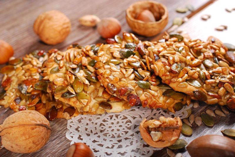 木制背景中的坚果和饼干