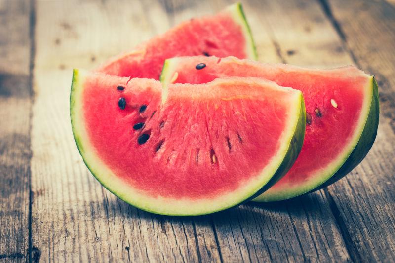 木桌上的新鲜西瓜片