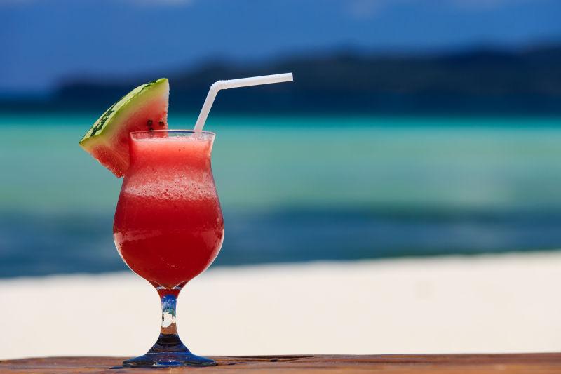 热带海滩上的西瓜汁