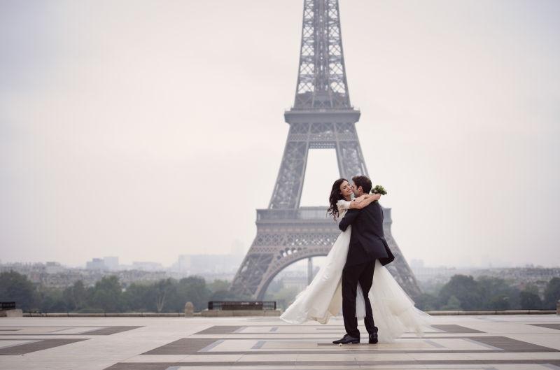 埃菲尔铁塔下婚纱照