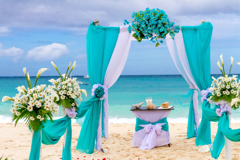 户外沙滩婚礼撒花姑娘的蓝色拱门