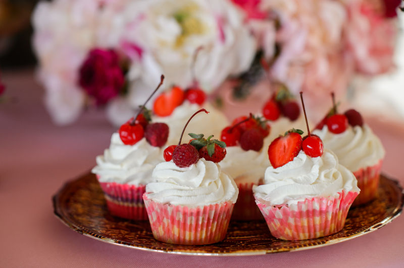 木质板上的水果蛋糕