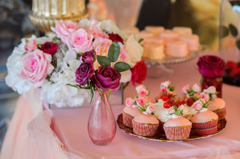 玫瑰旁边的蛋糕