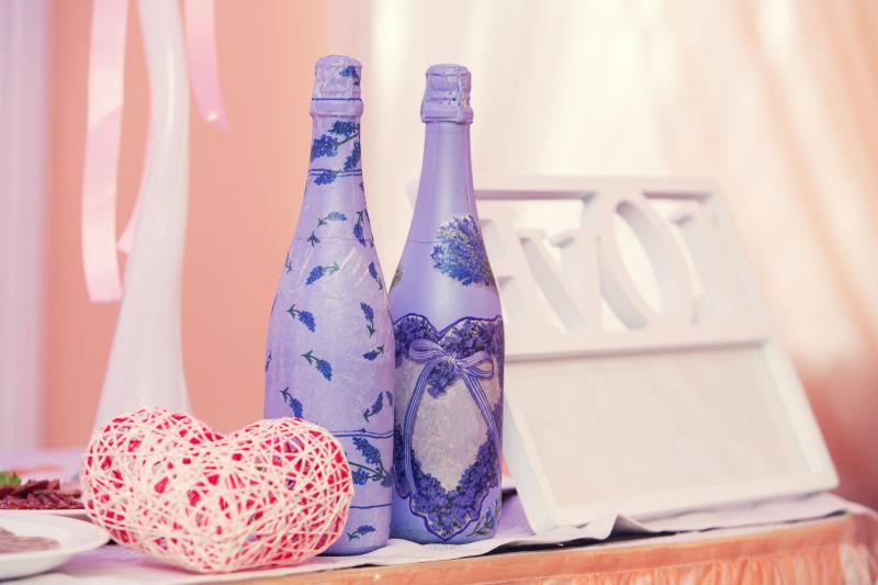 紫罗兰包装的香槟酒