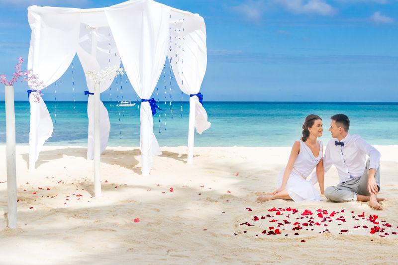 婚礼上的年轻情侣