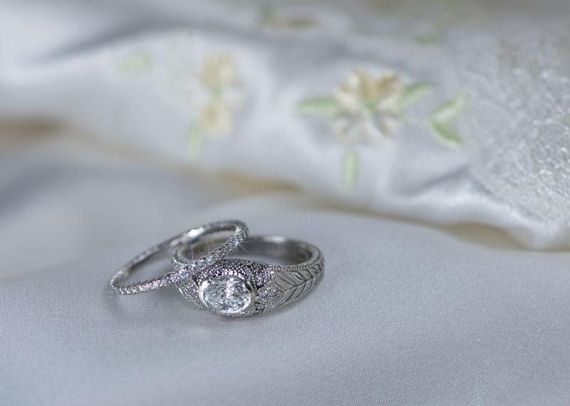 桌子上的钻石结婚戒指