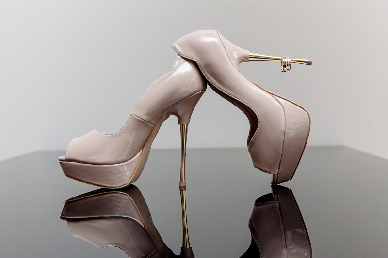 玻璃桌子上的高跟鞋