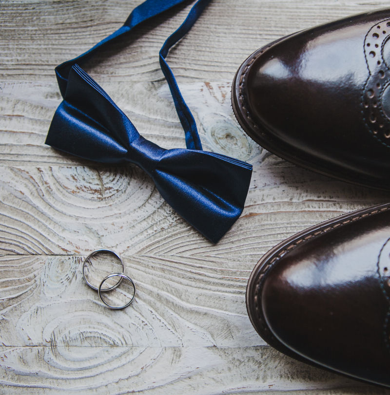 男士皮鞋领结和戒指