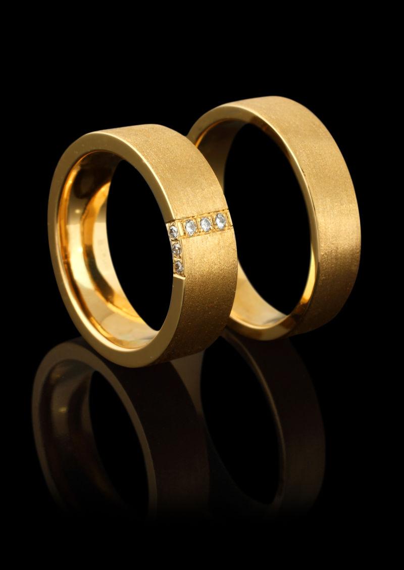 情侣的钻石金戒指