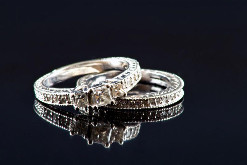 黑色背景下的复古情侣戒指