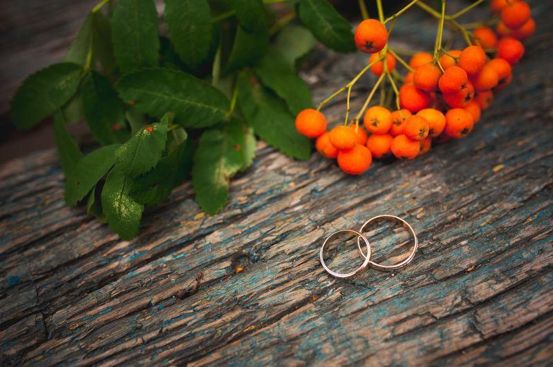 木头上的结婚戒指