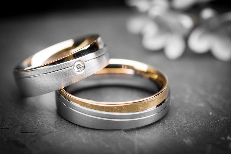 石板上的结婚钻石戒指