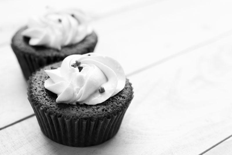 黑边背景下的纸杯蛋糕