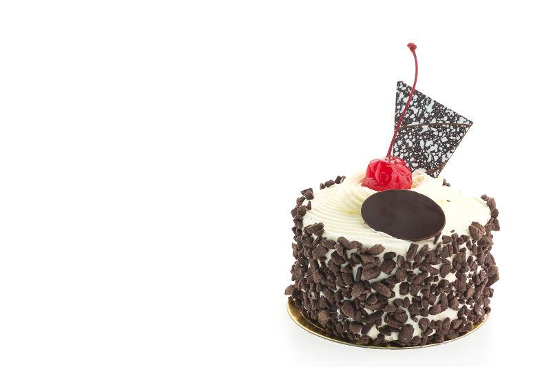 白色背景下的黑森纸杯蛋糕