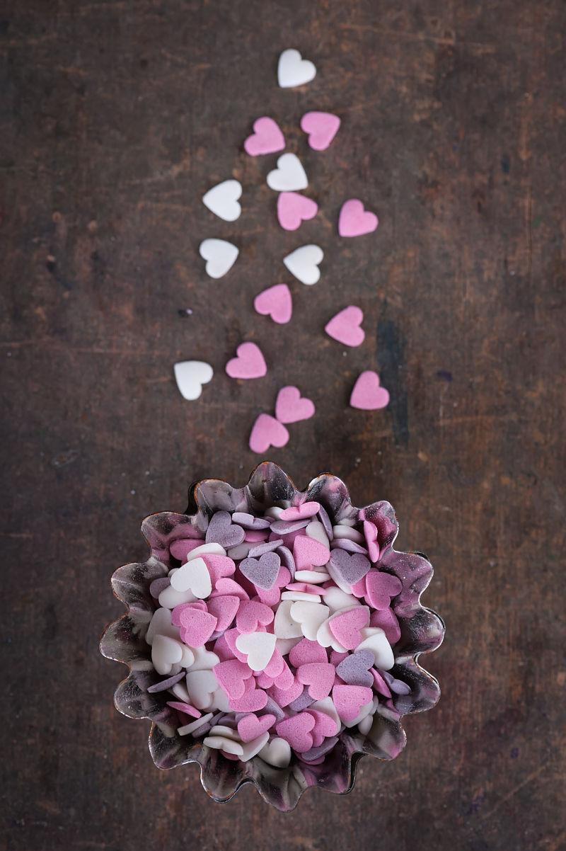 漂亮的粉色白色心形巧克力