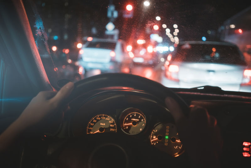 交通堵塞道路上的汽车