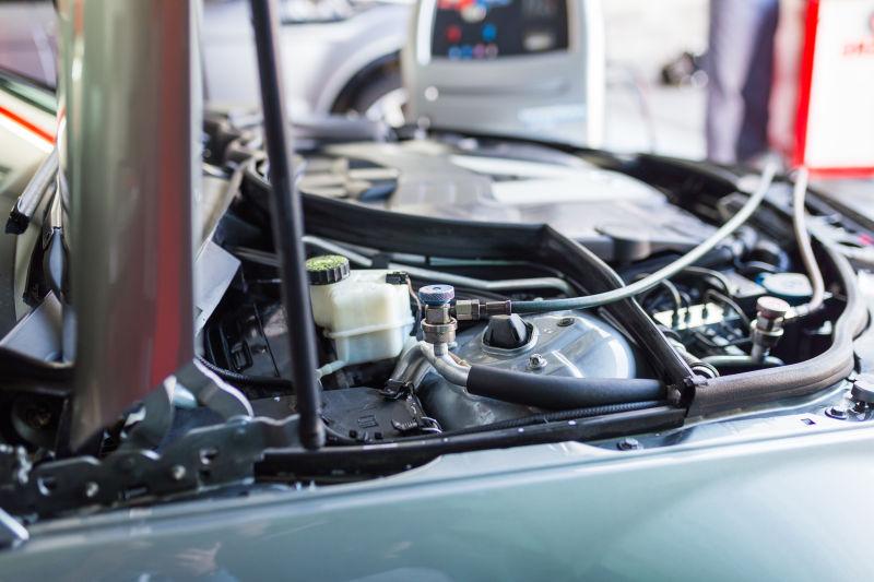 汽车修理厂里的汽车发动机