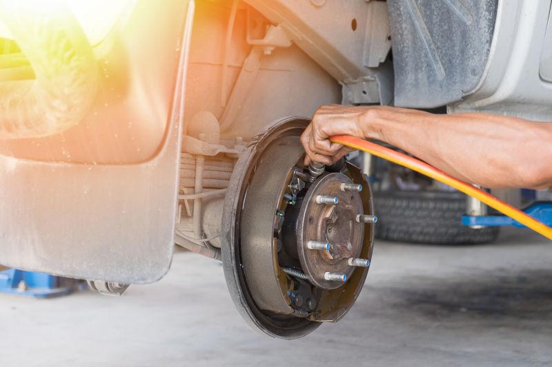 工人手拿工具修理汽车轮毂