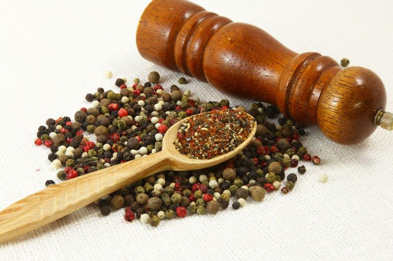 白色背景上的调味料