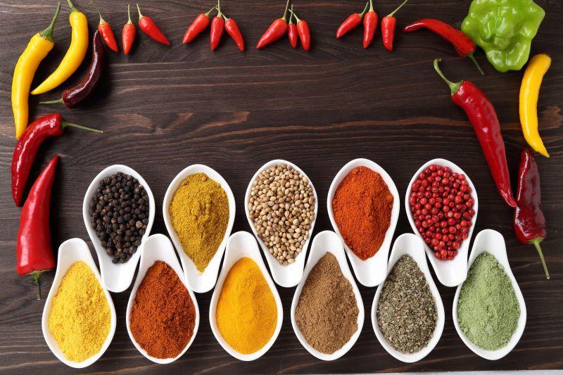 木桌上陶瓷碗的调味料