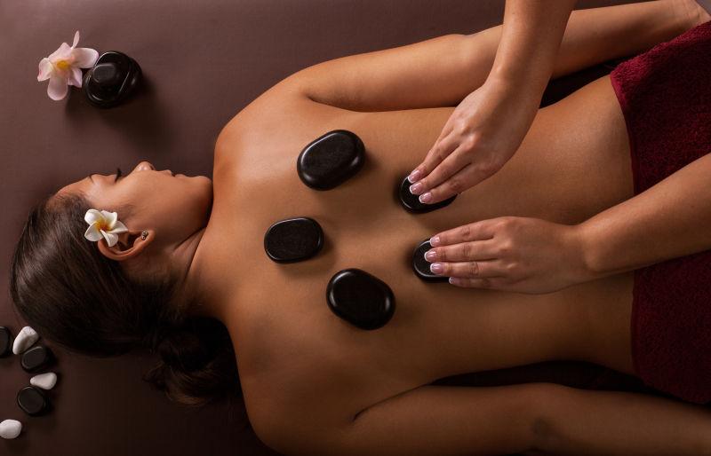 亚洲女子SPA按摩背部