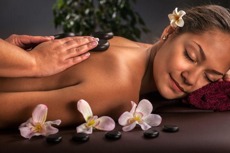 享受SPA背部按摩的美女