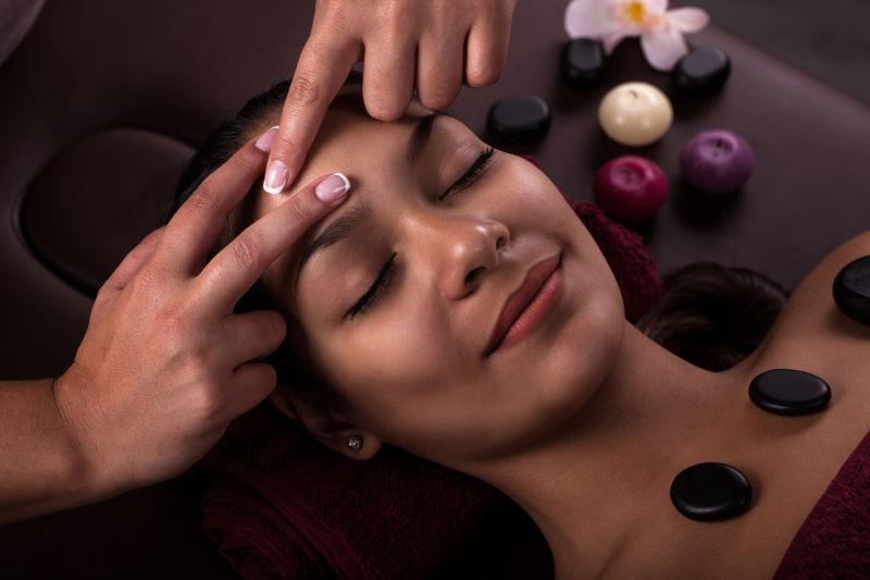 SPA沙龙里的美女头部按摩