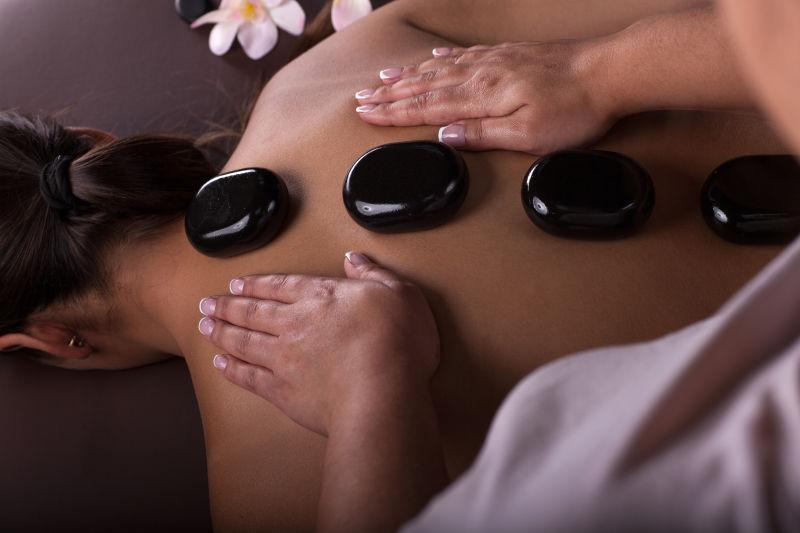 进行背部按摩的美女