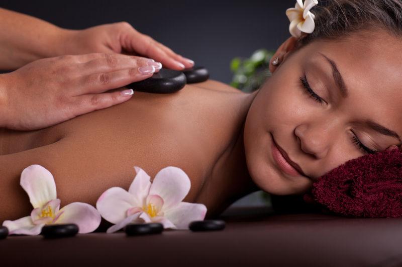 美女享受传统东方芳香疗法和美容疗法