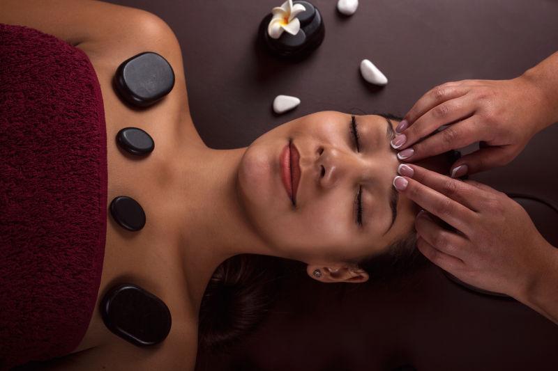 SPA沙龙里的美女进行头部按摩