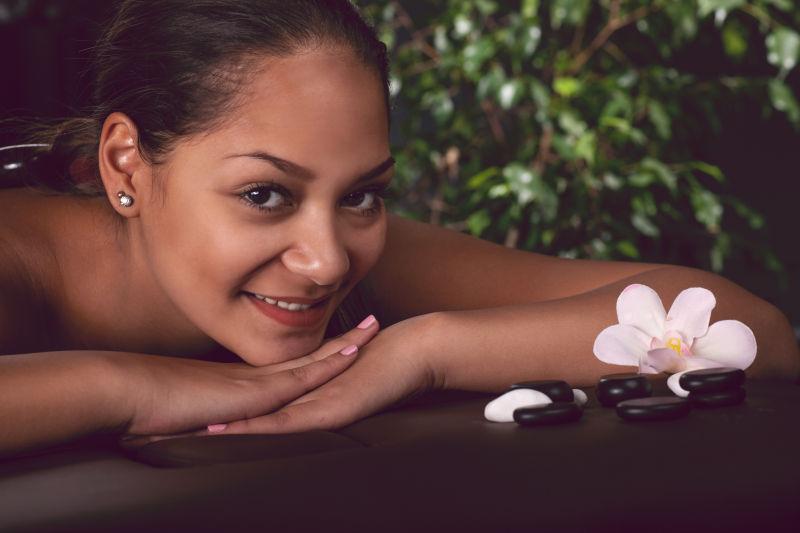 背部按摩的轻漂亮的美女