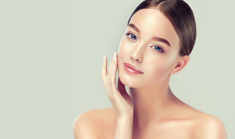 绿色背景下年轻女孩细腻的皮肤