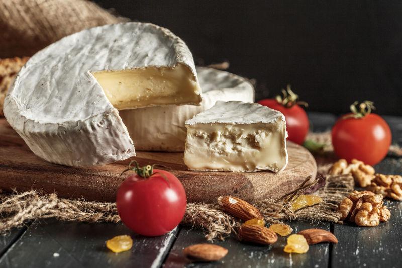 木桌上的美味奶酪和西红柿