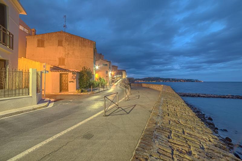 阴天夜幕-黎明时分的法国巴黎沿海建筑