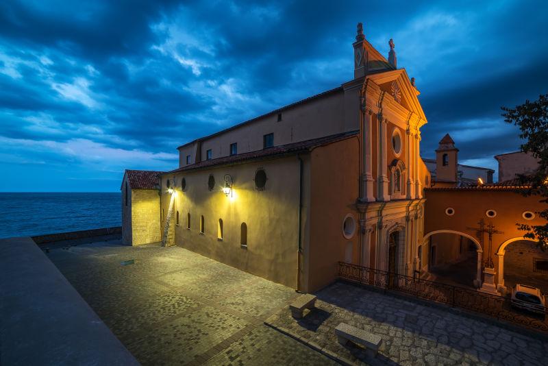 夜幕时分的法国巴黎教堂