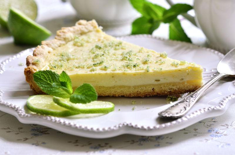白色盘里的薄荷芝士蛋糕