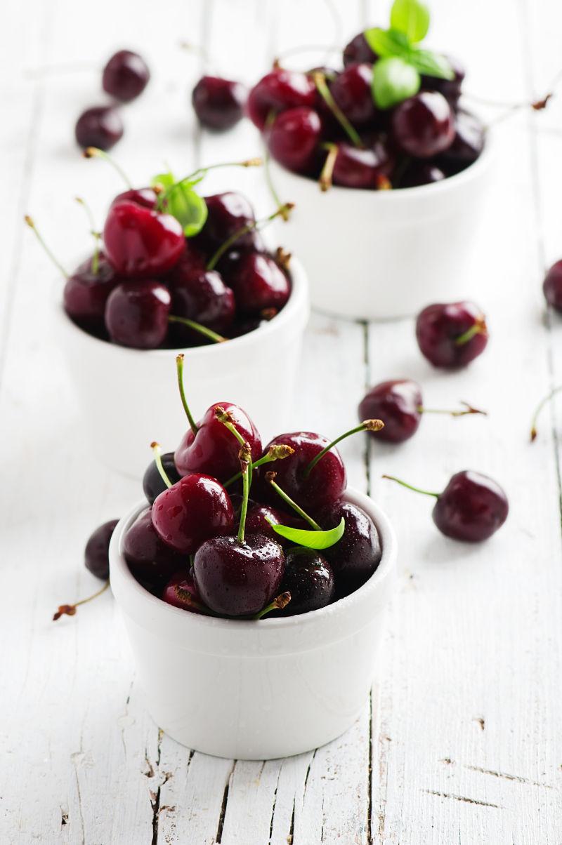 桌子上的新鲜樱桃