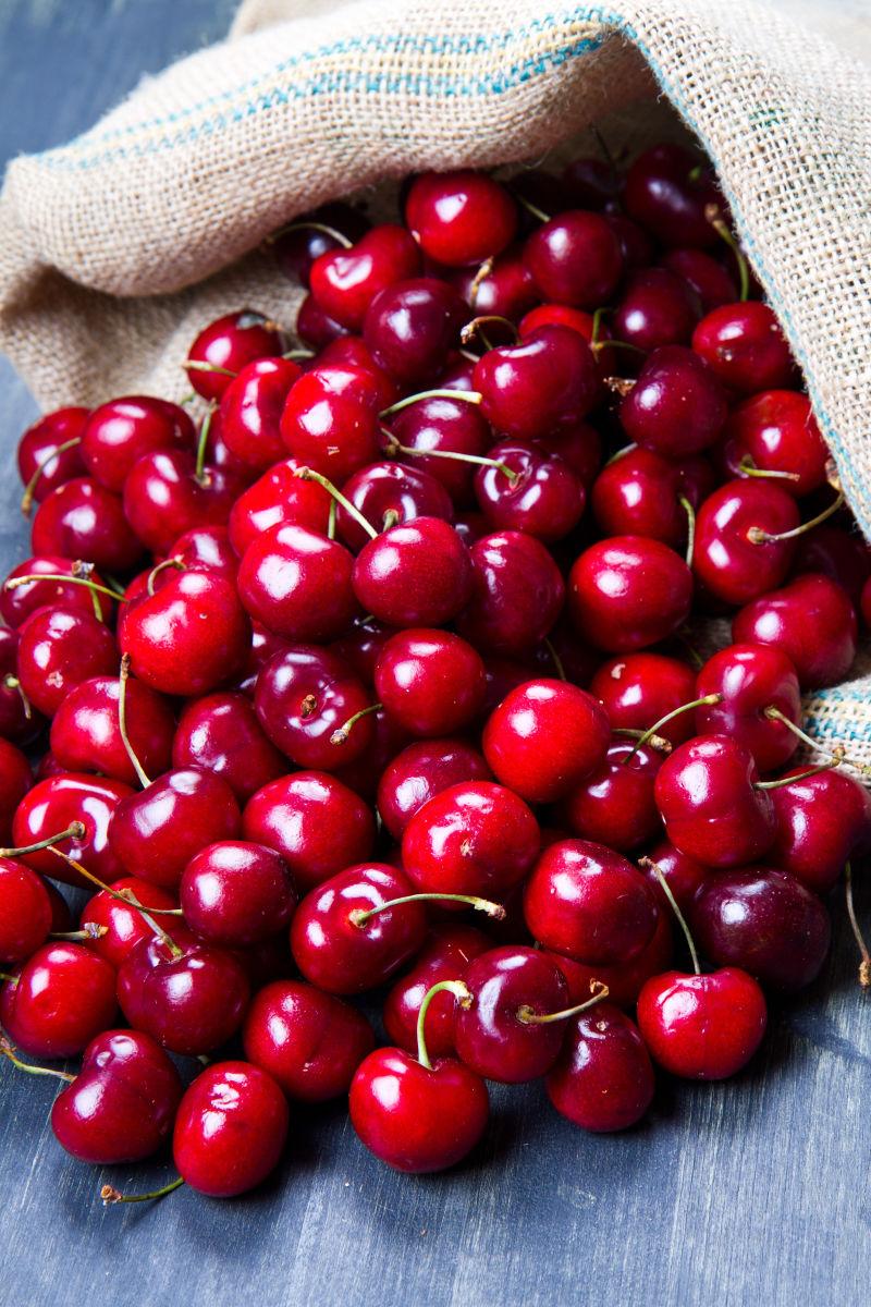麻袋里洒落出来的新鲜樱桃