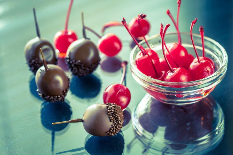 玻璃上的巧克力和鸡尾酒樱桃