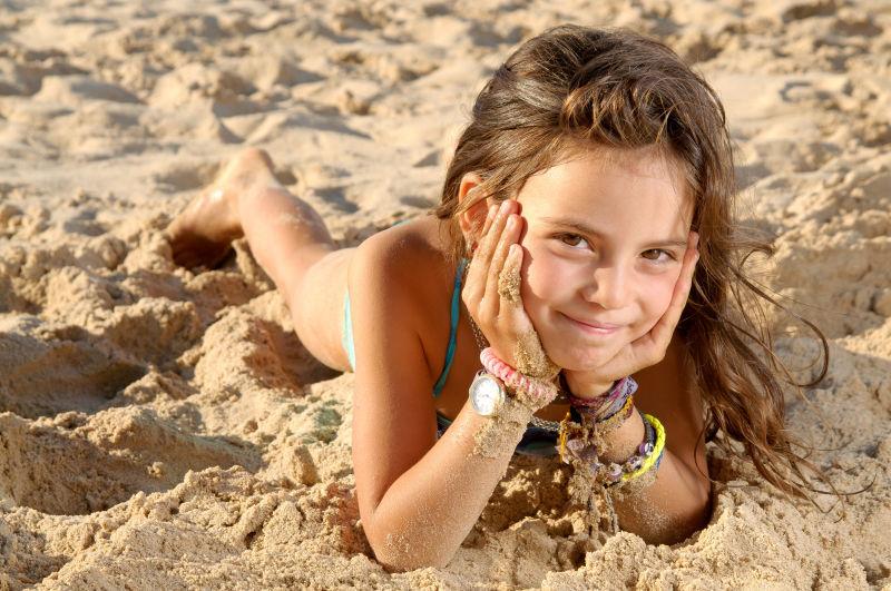 沙滩上可爱的小女孩图片-趴在沙滩上的小女孩素材-高清图片-摄影照片-寻图免费打包下载