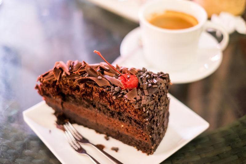 盘子上放着切好了的巧克力蛋糕