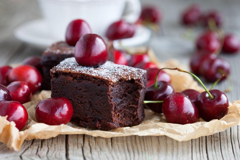 新鲜浆果巧克力蛋糕