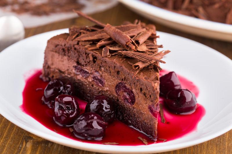 美味的巧克力蛋糕图片-黑樱桃巧克力慕斯蛋糕素材-高清图片-摄影照片-寻图免费打包下载