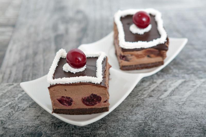 盘子中可爱的巧克力蛋糕