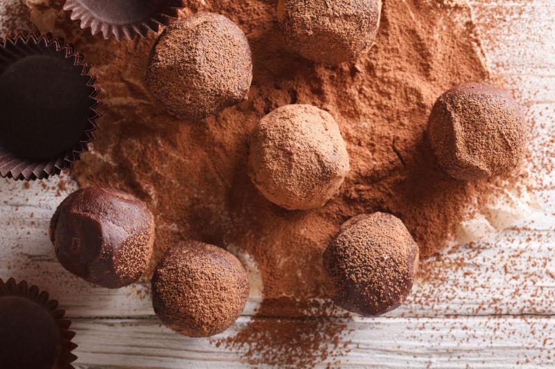 巧克力块菌巧克力可可桌上的特写