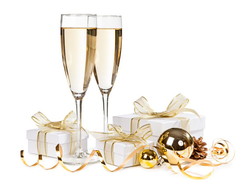 放在香槟酒杯边的礼物盒
