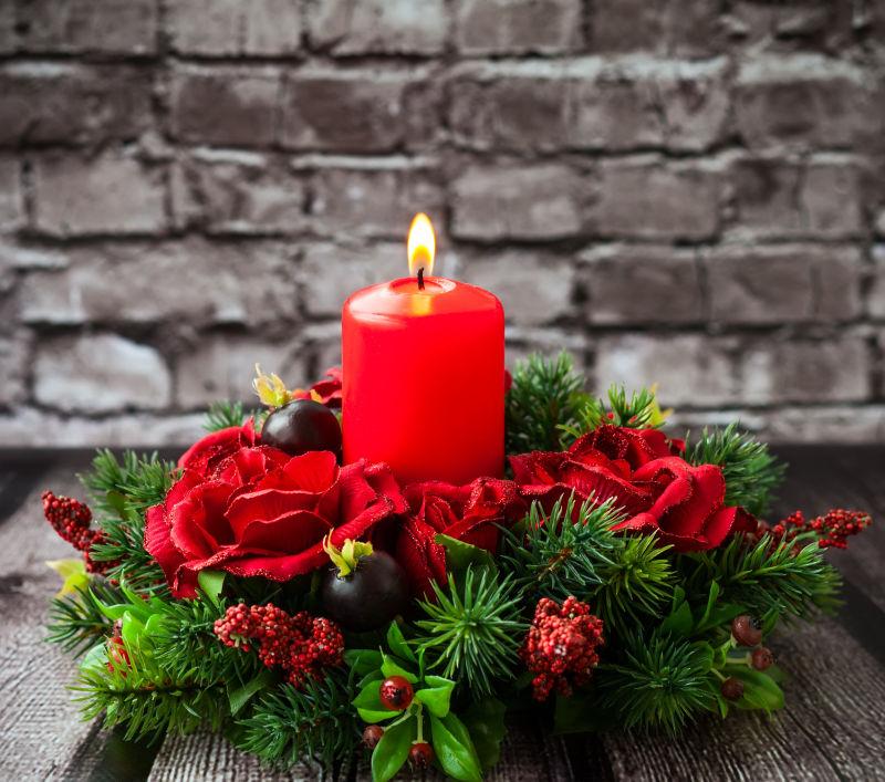 圣诞节装饰与燃烧的蜡烛